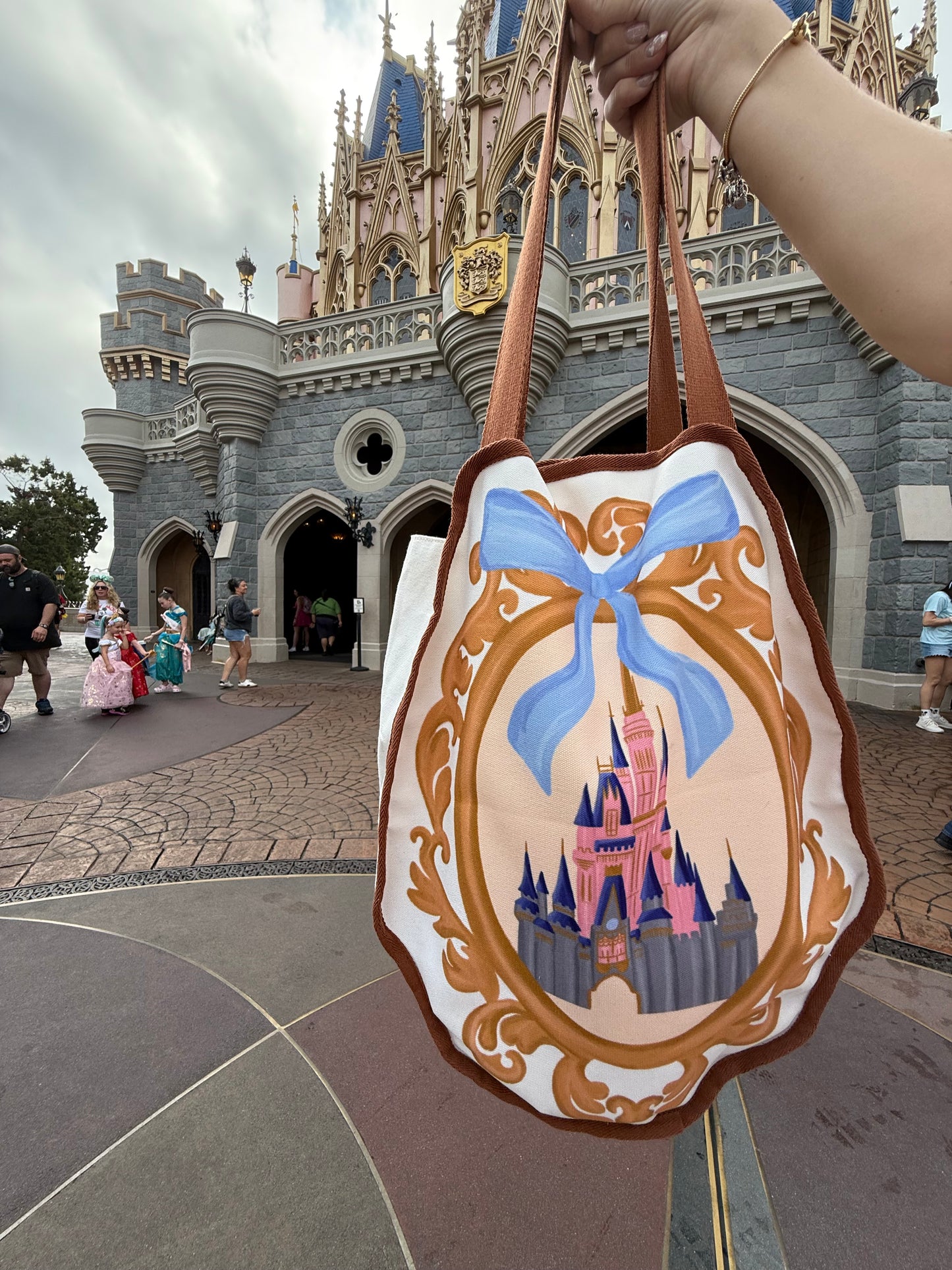 MAGIC BOW FRAME OVERSIZED TOTE